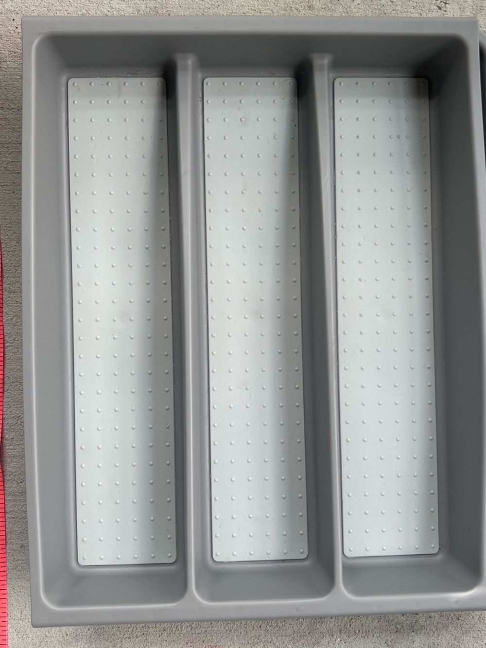 Expandable utensil tray